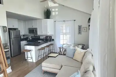 Image de Seaside Serenity – Bright & Airy 2br Beach Cottage + Loft, Steps to Ocean & Bay