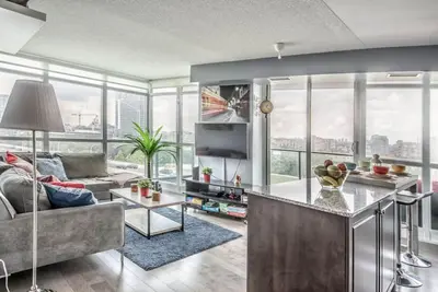 Image de Stylish Corner Panoramic | Steps to Lake & Downtown Core