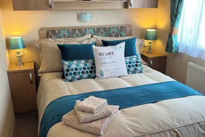 Image de Jasmine 2-bedroom dog-friendly caravan + sea view on Rockley Park, Poole Harbour