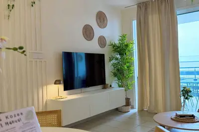 Image de Cozy 2br Beach Flat with Pool – Salt & Kozee