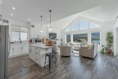 Image de 4 bedroom, 4 Bathroom on the Lake\nEnjoy Beach in Summer, Ski in Winter