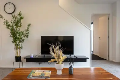 Image de Trentham Jewel: Stylish 2-Br Retreat