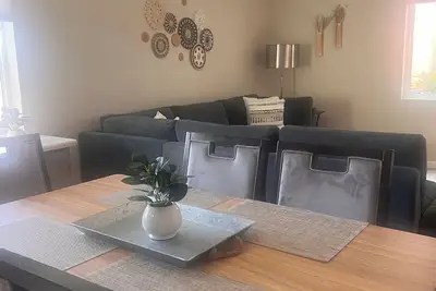 Image de New Listing! Modern Retreat in Green Valley. Pool and Hot Tub a block away!