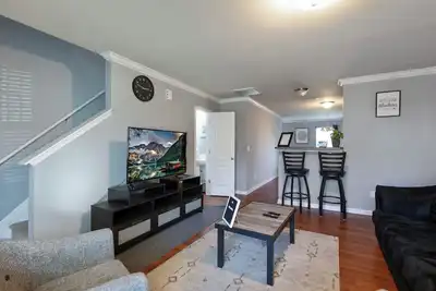 Image de Relaxing Home Away from Home in the Qc! - LaxStays