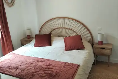 Image de Appartement avec cour, idéalement situé. Décoration soignée.