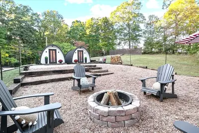 Image de Secluded 10-Acre Retreat, 2 Properties w/in 5 min walk of each other - Sleeps 14