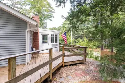 Image de Stylish 2br Retreat w/Sunroom + Fireplace Near Gunstock. Across from Lake Winnie