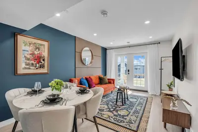 Image de Family-Sized Luxury Suite: King Bed, Workspace, Huge Lawn & Epic Sunset