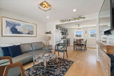 Image de Beautiful, luxurious 2br apartment 300' from the ocean. Setup with the works