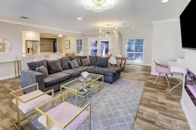 Image de That Pink House | 10 mins to Galleria | Peaceful