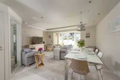 Image de 7 Pentire Rocks is a truly exceptional new-build garden apartment