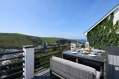 Image de The Moorings is a charming coastal retreat offering spectacular views