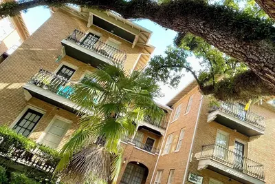 Image de Walkable Midtown Condo Under the Oaks