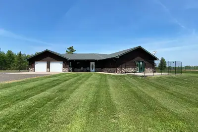 Image de Peaceful South Shore Retreat – Enjoy Mowed Walking Trails & Modern Comforts