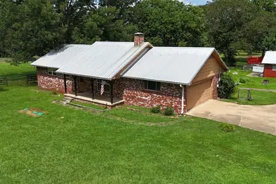 Image de Charming 3-bedroom farmhouse on 2 acres with WiFi and Ac in Benton