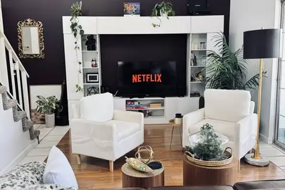 Image de Waterfront Lakeview Retreat - 3 bedroom 3 Bath Home- Short Term Rental