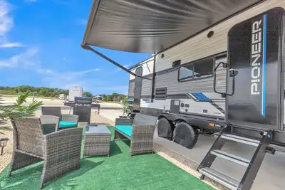 Image de Fully furnished cozy Rv in Comfort Tx, Sleeps 6, lower weekly and monthly rates.