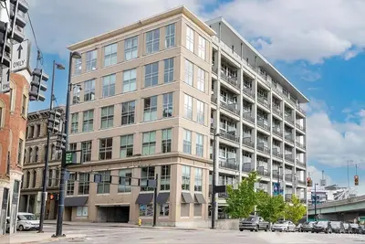 Image de Prime downtown 2-bedroom condo in Cincinnati with on-site parking spot