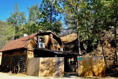 Image de Hippie Barn Studio in upper floor near Highway 140 towards Yosemite