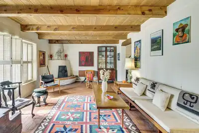 Image de Gorgeous Adobe Home: Classic Santa Fe Style in Abq