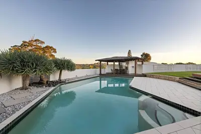 Image de Maroochydore 5-Bed Retreat with Pergola & Bar