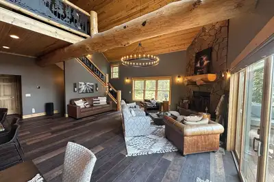 Image de High End Luxury with Rustic Woodsy Charm 4-bedroom cabin next to Terry Peak Lead