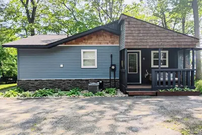 Image de Your lakeside story, powered by paddles and perfect moments.