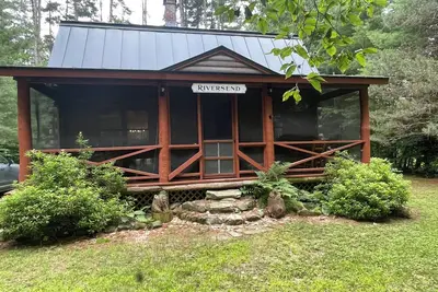 Image de Elegant and cozy log cabin combines vintage design with contemporary luxury