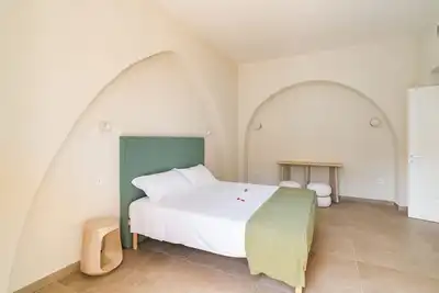 Image de Stylish and comfortable of approximately 55 sqm apartment, accommodating up to 4 people, on the first floor of a four-story building with No elevator (access via stairs). The property is located a stone's throw from Trani's city center and the port, in an