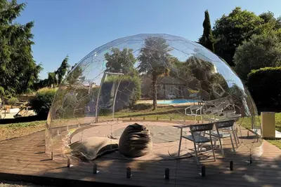 Image de Domaine Lucienne. Une propriété d’exception avec dômes et terrain de pickleball.