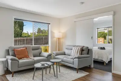 Image de Modern Comfort in Quiet Neighbourhood!