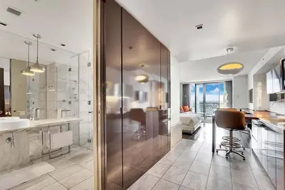 Image de Luxurious Sub-Penthouse Studio Balcony Access