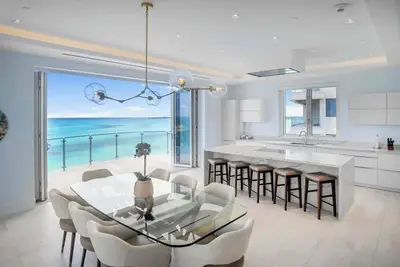 Image de Oceanfront Penthouse and patio at One Cable Beach