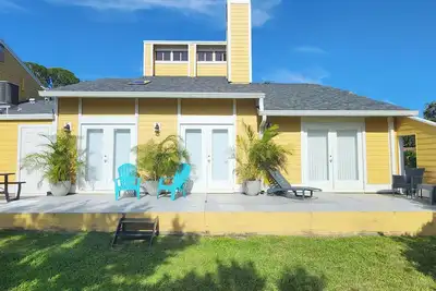 Image de Pet-Friendly 2br/2ba Retreat – Walk to Beach 0. 5 mi & Relax in Comfort!