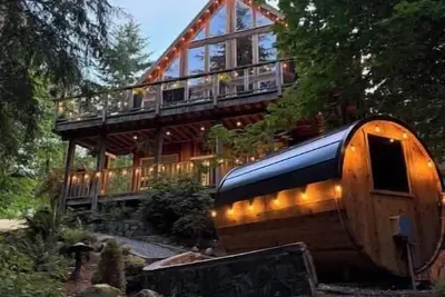 Image de Private creekside retreat with sauna, fire pit & rain shower.