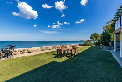 Image de Custom-Built Waterfront Oasis on Lake Ontario