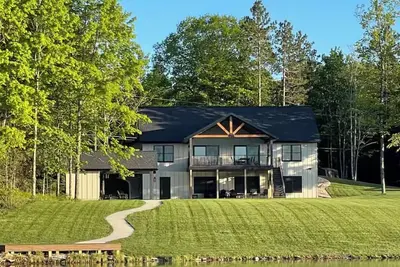 Image de New 6 bedroom Lake Front Home- Theatre Room- Poker - FirePit- Kayak/Paddleboards