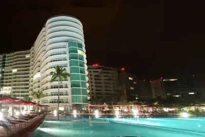 Image de Wake Up to Ocean Views – Stylish 11th-Floor Coastal Escape