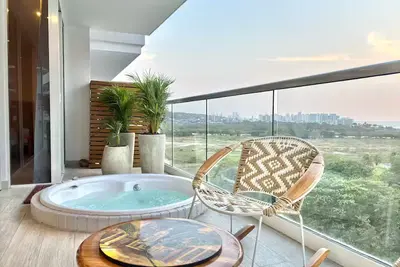 Image de Luxy/ Private jacuzzi/Hot water/SeaViews/2br/Pools