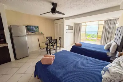 Image de Condo with lagoon view and beach access :)