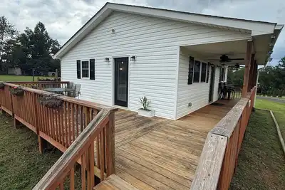 Image de Welcome to Mountain View Farmhouse, your cozy retreat in Pinnacle, Nc.