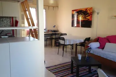 Image de Studio au premier étage d'une villa, quartier résidentiel, proche tram et parc