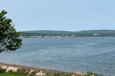 Image de Welcome to our seaside haven. \nLarge self sufficent cottage on the shore.