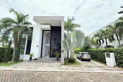 Image de Villa de luxe au bord du lac à Girardot, Colombie – Piscine et barbecue