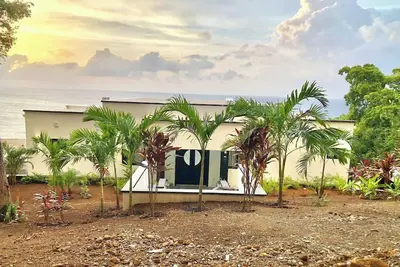 Image de Luxury villa located directly on the Caribbean Sea with large infinity pool