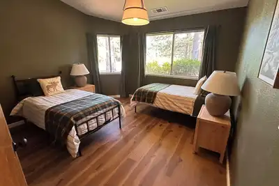 Image de Yosemite Gateway: Modern Dual-Master Cabin