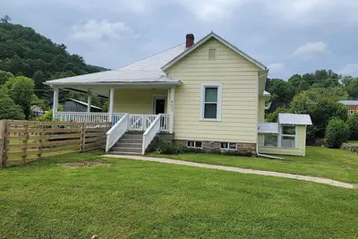 Image de Charming 2 Br/2ba cottage in Butler--great covered porches, big fenced yard