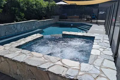 Image de Lux 4br Retreat Pool Hot Tub 2 Kings 2 queens Davis Sacramento NorCal