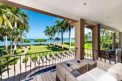 Image de New Beach Pearl - Beach Front Condo