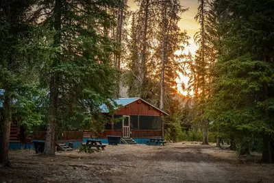 Image de Off-Grid Wilderness Cabin 1 with Mountain Views, Hot Tub, Sauna & Fishing